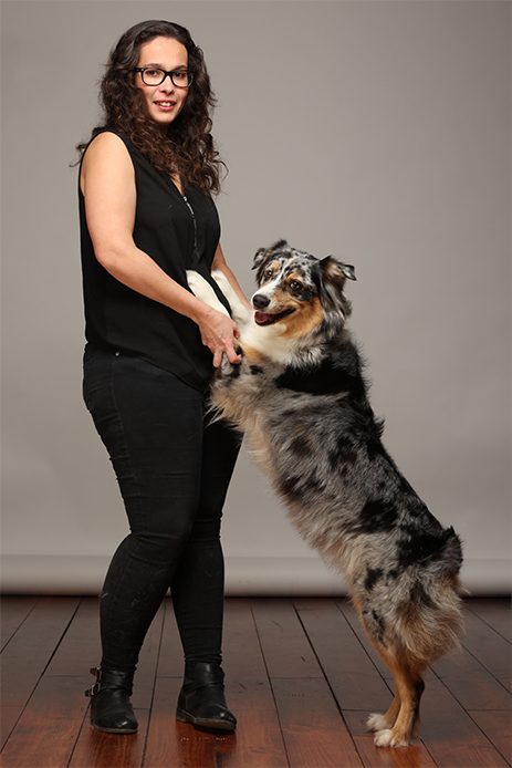 Femme posant avec un chien Berger Australien debout sur ses pattes